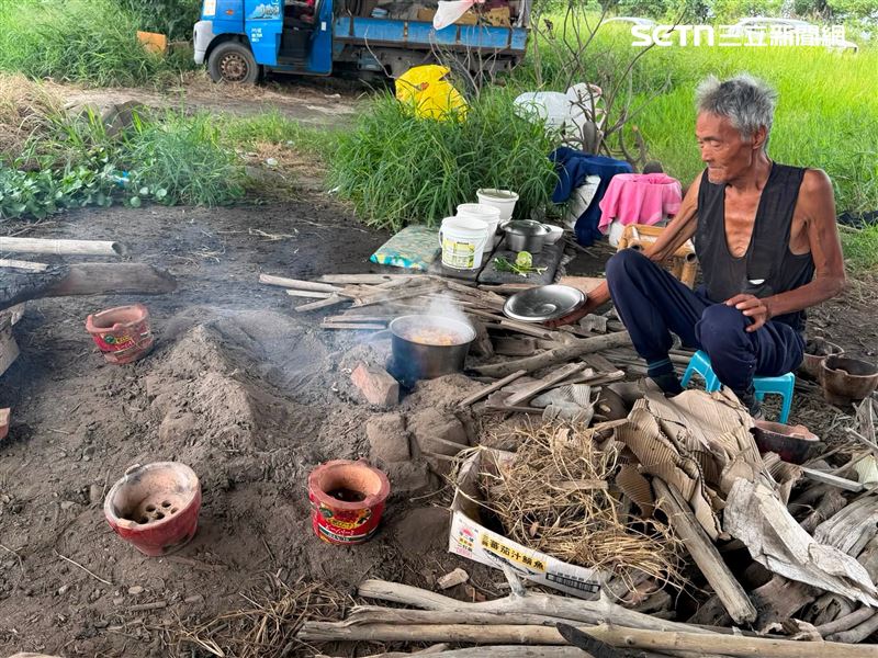 75歲黃姓老翁過著如「游牧民族」般的流浪生活!老翁三年前因房屋遭拆除,便開著一部小貨車四處棲身,兩年多前落腳於橋下堤防邊,從此過起獨居生活。(圖/翻攝畫面)