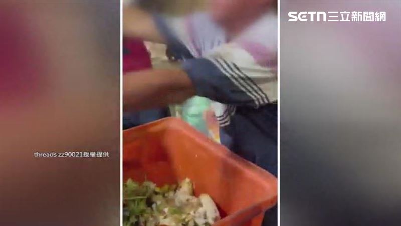 虎尾鎮代參選人目睹黃昏市場人員一口氣將10大袋垃圾丟進垃圾車,質疑市場垃圾應該委託民間清運公司處理,結果反遭嗆聲。(圖/翻攝自Threads @zz90021)