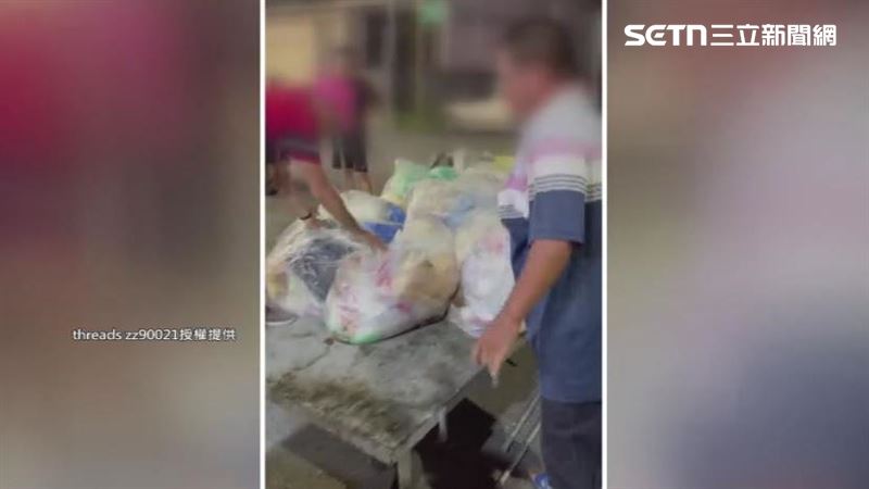 黃昏市場人員拖著堆滿10大袋垃圾拖車,全往公所垃圾車裡扔。(圖/翻攝自Threads @zz90021)