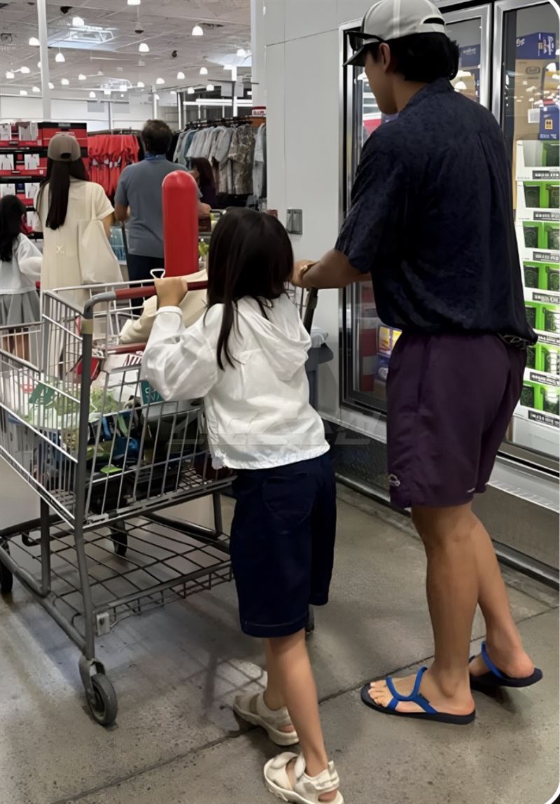 Rain與金泰希目擊帶著兩個女兒到夏威夷度假。（圖／翻攝自IG）