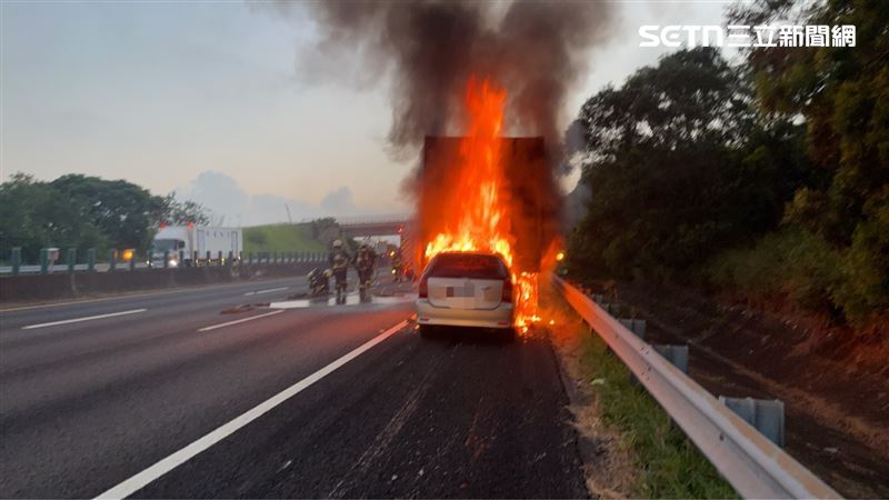 國道3號發生火燒車事故，休旅車追撞貨櫃車後起火，駕駛受困慘被燒死。（圖／翻攝畫面）