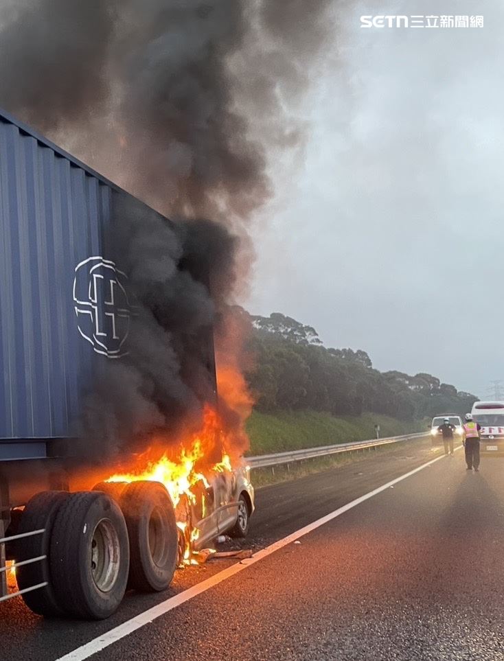 國道3號發生火燒車事故，休旅車追撞貨櫃車後起火，駕駛受困慘被燒死。（圖／翻攝畫面）