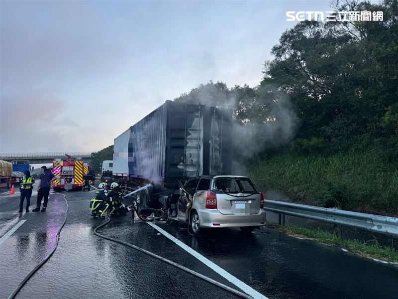 休旅車追撞貨櫃車，車頭扭曲變形起火，駕駛受困其中，被救出時已成焦屍。（圖／翻攝畫面）