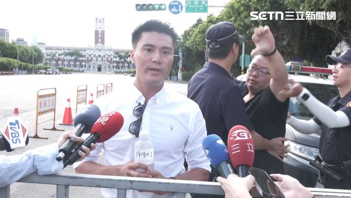 丁瑀受訪過程中遭到鬧場。(圖/翻攝畫面)