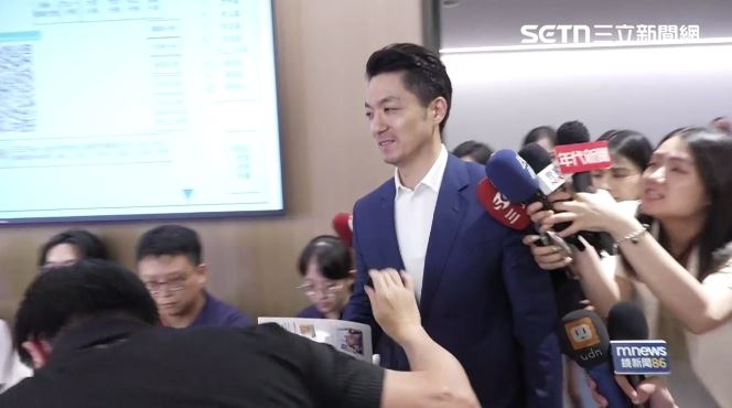 蔣萬安被問到要認購幾箱鳳梨釋迦時並沒有做出回應，頭也不回走到位子上開會（圖／翻攝畫面）