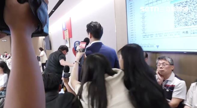 蔣萬安被問到要認購幾箱鳳梨釋迦時並沒有做出回應，頭也不回走到位子上開會（圖／翻攝畫面）