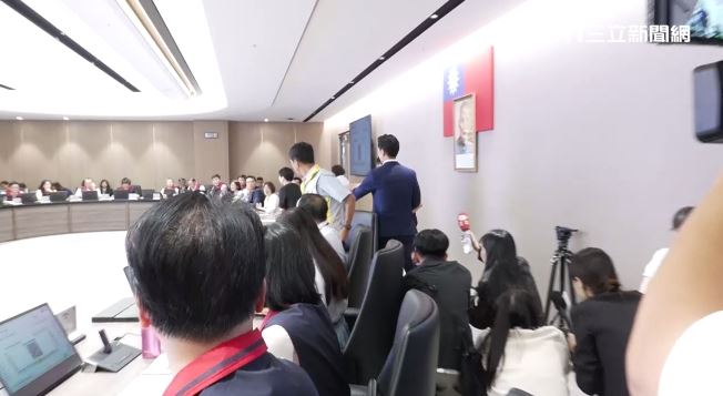 蔣萬安被問到要認購幾箱鳳梨釋迦時並沒有做出回應，頭也不回走到位子上開會（圖／翻攝畫面）