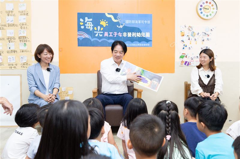 總統賴清德參訪海光幼兒園,講述繪本故事與學童分享(圖/總統府提供)