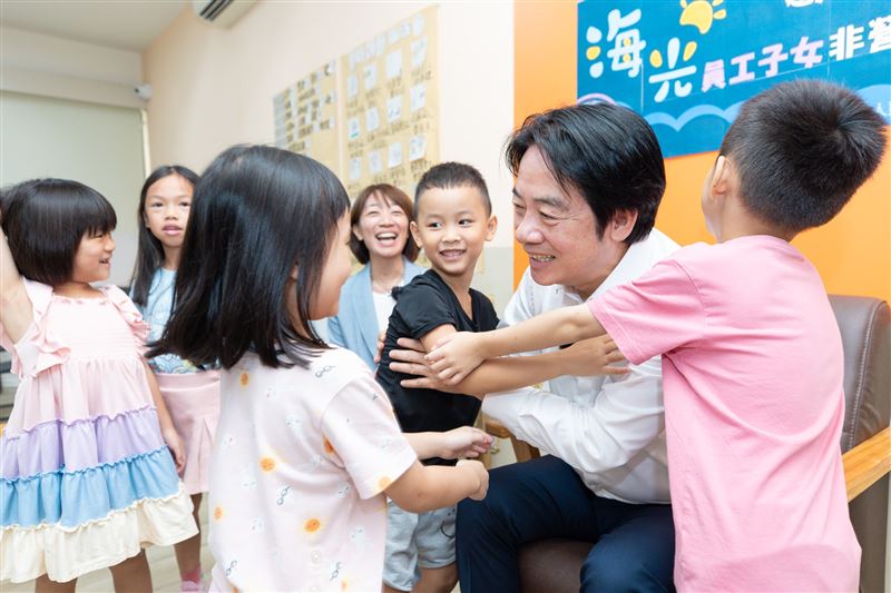總統賴清德參訪海光幼兒園,與學童溫馨互動(圖/總統府提供)