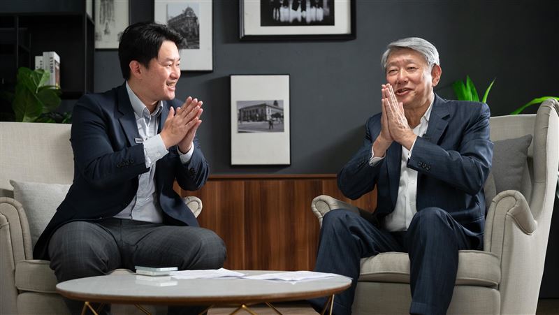 前經濟部長郭智輝(右)接受前立委陳柏惟專訪。(圖/郭智輝辦公室提供)