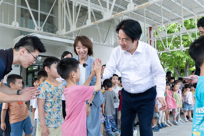 總統賴清德參訪海光幼兒園,分送小禮物給學童(圖/總統府提供)