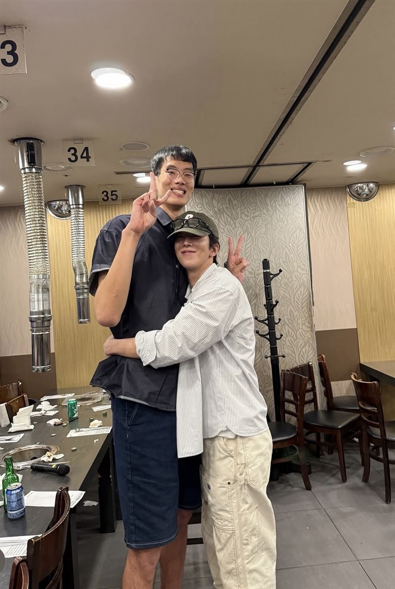 演員趙鎮錫身高210公分,站在188公分的南柱赫身旁,竟讓男神瞬間變成「小鳥依人」。(圖/翻攝自IG @jseok_j)