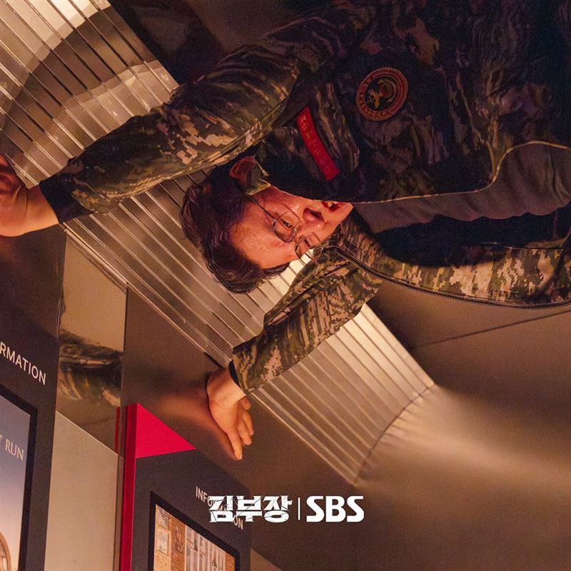 尹敬浩則徒手爬上電梯頂部安裝炸彈正面突破。( 圖/翻攝自臉書@SBSDRAMA )