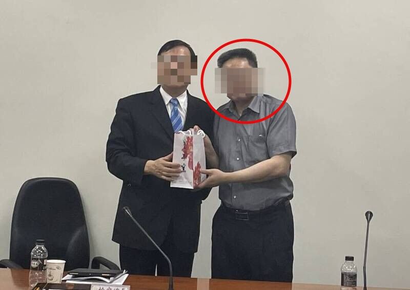 苗栗黃姓檢察官(紅圈者),將職章交給書記官代為用印,遭移送懲戒法庭審理。(圖/翻攝畫面)