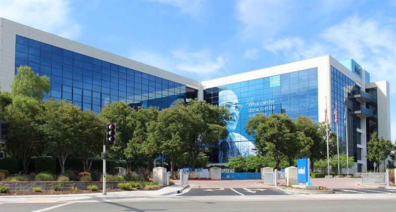 英特爾(Intel)最新一季財報大幅優於市場預期,不僅營收、獲利雙雙繳出亮眼成績,資料中心與AI業務更成為最大成長引擎。圖為英特爾於聖塔克拉拉的公司總部。(圖/翻攝自維基百科)