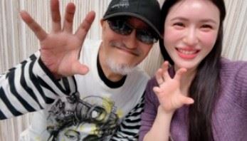 日本成人影像界知名導演伊藤智生(左)近日傳出因肺癌病逝消息,享壽不詳。(圖/翻攝自塩見彩X平台)