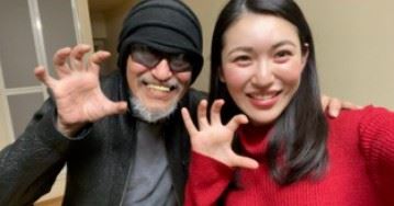 女優塩見彩(右)表示,後來從工作人員口中得知,伊藤智生(左)對她當時的狀況非常擔心,這份溫暖讓她重新思考人生,也成為她走出低潮的重要力量。(圖/翻攝自塩見彩X平台)