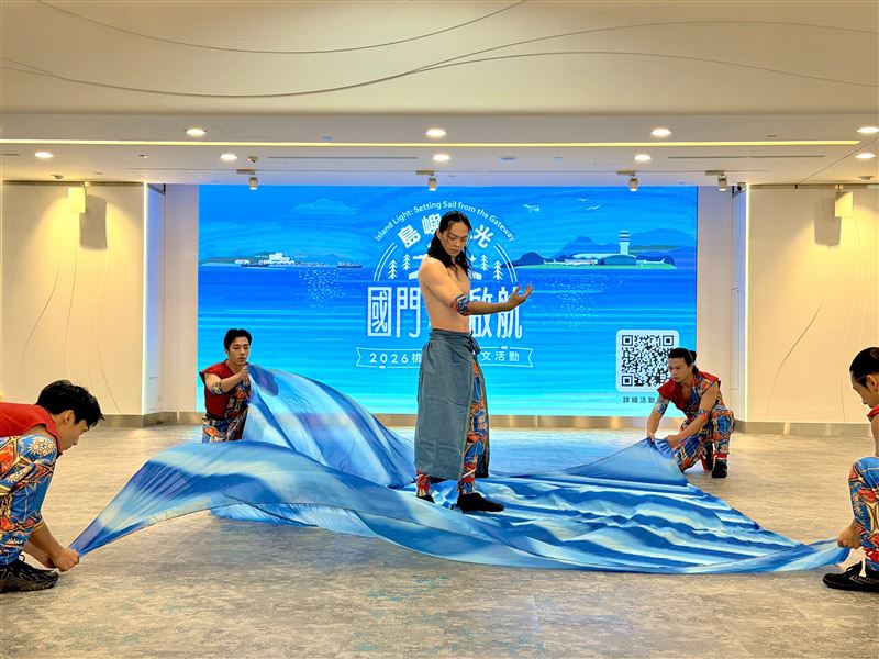 曾參與大阪世博的「嘻滴滴製造」,融合當代舞蹈與馬戲元素,生動展現台灣的生命力