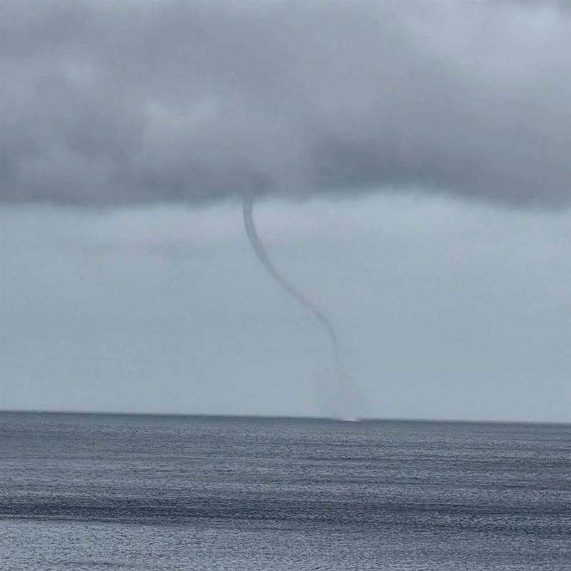 颱風紅霞外圍環流影響,蘭嶼海面上24日出現水龍捲,灰白色的漏斗雲與海面相連,伴隨海面捲起水霧,持續數分鐘,民眾拍下上傳社群Threads平台與網友分享。(chenkai0714提供)