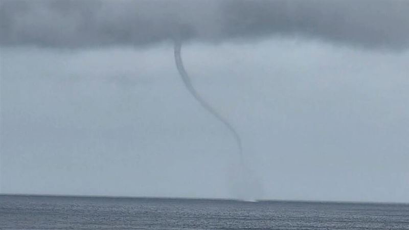 颱風紅霞影響　蘭嶼海面出現水龍捲