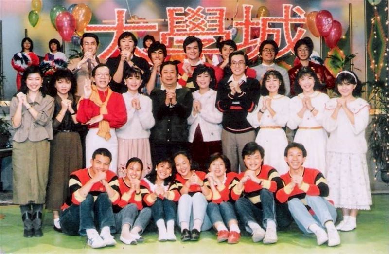 范怡文(中排左2)與張清芳(中排右1)造就經典歌曲〈這些日子以來〉。(圖/媒體棧提供)