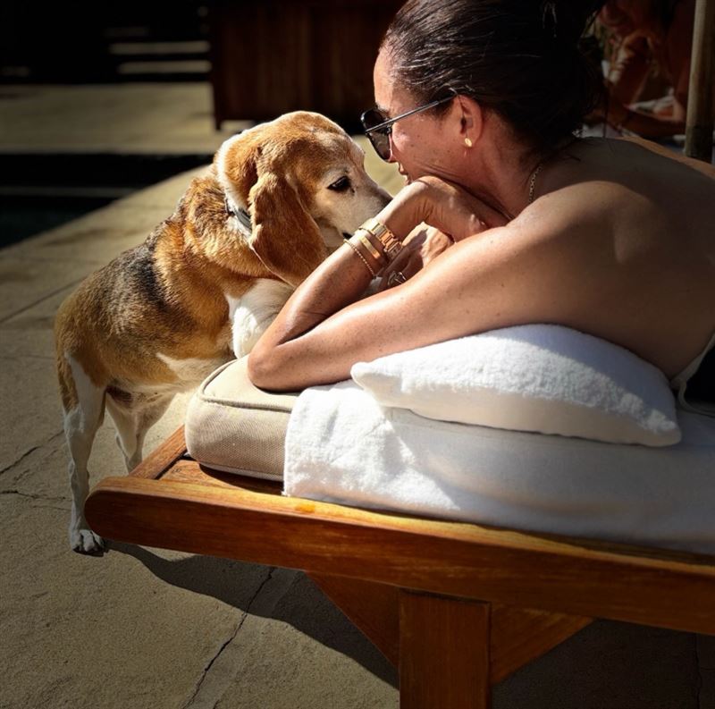 梅根與愛犬一起幸福享受日光浴。(圖/翻攝自IG)