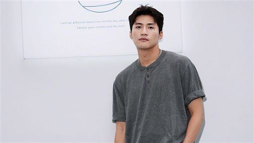 男星遇職場性騷　老闆摸腰、拉衣逼看身材