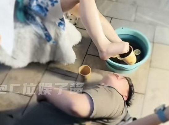 廣州動漫展爆低俗亂象!Coser賣泡腳檸檬水,癡漢躺在地上張口接飲。(圖/翻攝自微博)