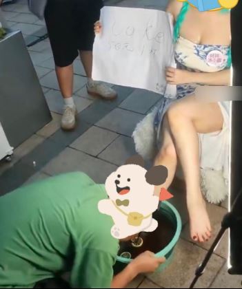 Coser賣泡腳檸檬水,民眾甚至排隊舔腳,很不衛生。(圖/翻攝自微博)
