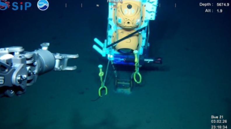 日本海洋研究開發機構的鑽探船「地球號」,1月在南鳥島的專屬經濟區(EEZ)約6000公尺的海底,打撈約50公噸的泥巴發現稀土。(圖/翻攝自JAMSTEC網站)