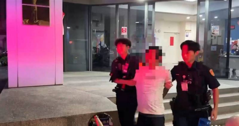 劉姓男子23日晚間闖入蘆洲銀樓,隨機攻擊顧客和吳姓男子,遭警方管束逮捕。(圖/翻攝畫面)