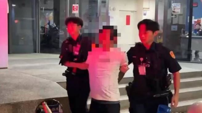 闖蘆洲銀樓無故踹人還揮拳　男遭合力制伏