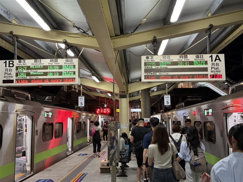 臺鐵接連發生事故,塑膠袋纏繞電車線造成列車延誤。一名搭乘1241車次旅客表示,松山至鶯歌原約40分鐘車程,卻延誤93分鐘才抵達,無奈嘆「下班回家真難。」(圖/簡姓旅客授權提供)