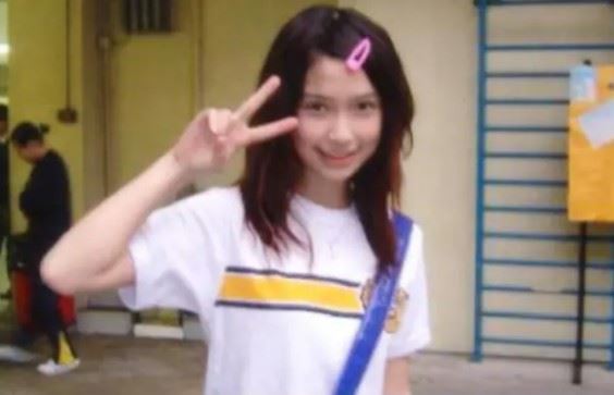 照片中,年僅13歲的Angelababy留著一頭棕色長髮,穿著學校運動服與同學合影,臉上仍帶著些許嬰兒肥。(圖/翻攝自微博)