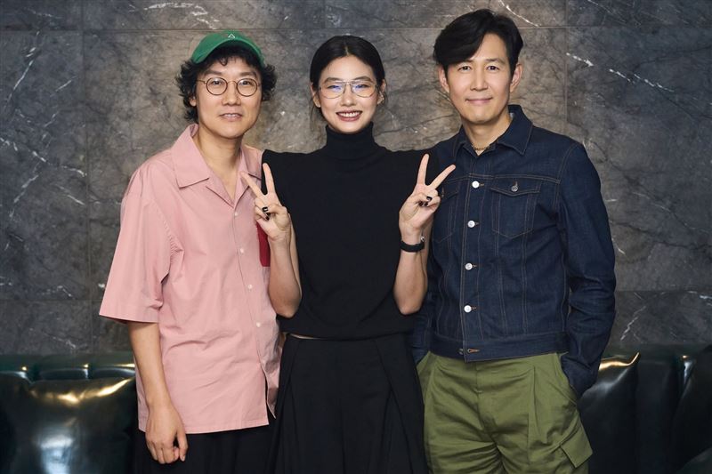 《魷魚遊戲》導演黃東赫(左)、演員李政宰(右)出席本片放映活動幫鄭好娟(中)加油打氣。(圖/采昌國際多媒體提供)