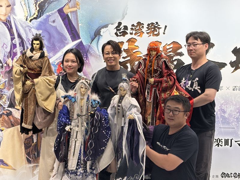 「東離劍遊紀」迎來10週年紀念展,擔任系列主題曲演唱者、角色聲優及官方大使的日本歌手西川貴教(左2)親自出席,與霹靂國際多媒體品牌總監黃政嘉(左1)等人合影。(圖/中央社)