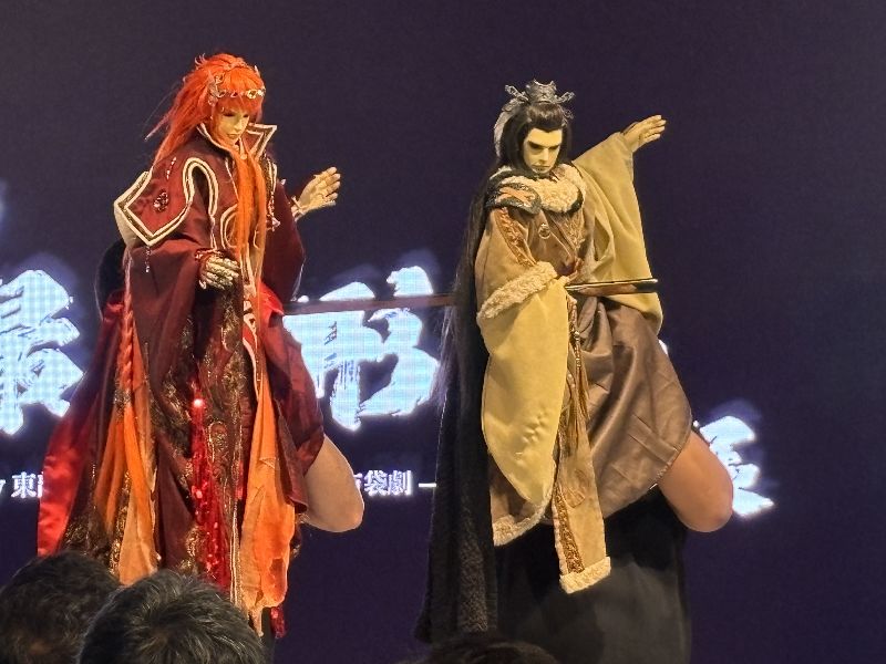 「東離劍遊紀」迎來10週年紀念展「源自台灣!特攝人偶劇的世界展」,24日在東京舉行媒體預覽會,操偶師現場操縱戲偶「浪巫謠」(左)、「殤不患」(右)。(圖/中央社)
