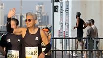 71歲周潤發慢跑被捕獲！滿頭銀髮親民揮手