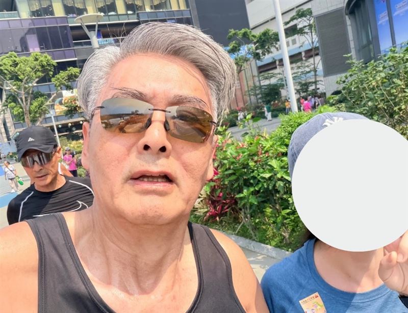 發哥身穿黑色運動背心搭配短褲,身旁伴隨一位女性跑友,沿著海岸線維持穩定節奏的養生慢跑。(圖/翻攝自小紅書)