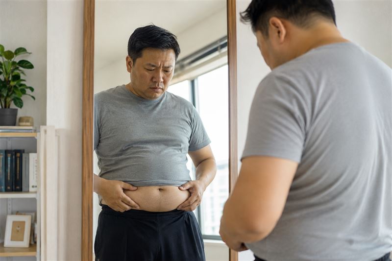 「泡芙人」別以為瘦就沒事！減重醫師蕭捷健提醒，體重正常卻腹部凸出，可能有較多內臟脂肪，死亡風險恐較高，對此分享4招改善，包括睡眠、Zone 2有氧、重訓及飲食。（圖／AI製圖）
