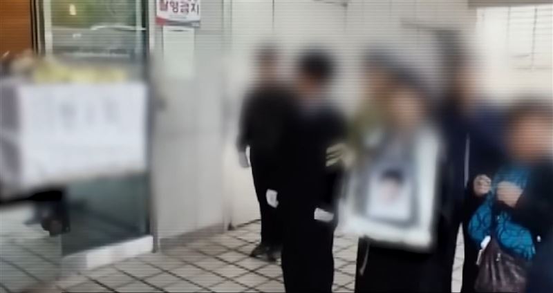 南韓濟州島一名國中教師因勸導無故缺席且吸菸的學生,遭到學生家長控訴誣陷並揚言向教育廳檢舉,該教師因龐大精神壓力申請病假遭校方拒絕,最終在校內倉庫留下「我沒有說謊」的遺書後輕生。(翻攝自youtube/SBS 뉴스)