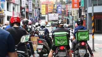 醫師蔡依橙比較一家四口三餐整個月點外送和自己下廚的花費差額，結果讓他幾乎不再點外送。（本刊資料照）