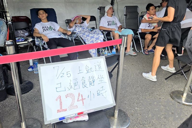國民黨市議員參選人在凱道絕食,青年軍之一的丁瑀今也來到現場。(鏡報姜永年)