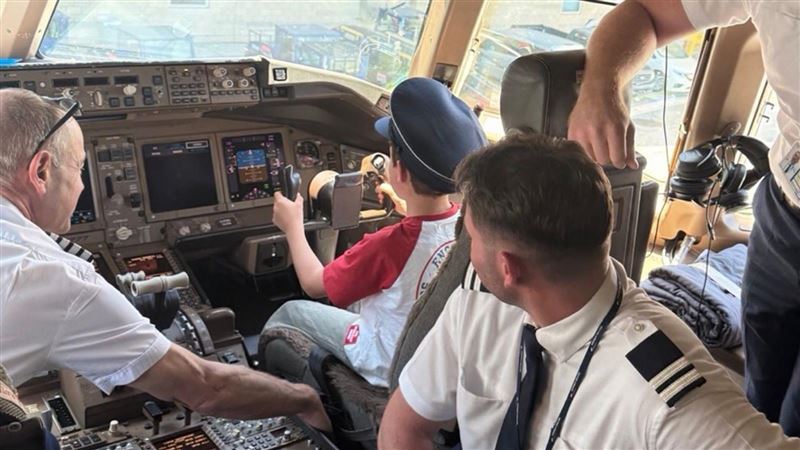 哈利王子帶兒女回黛妃故居！7歲兒開飛機