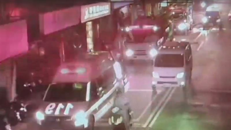 警方查扣嫌犯作案用的「爪刀」(虎爪刀)。(圖/翻攝畫面)
