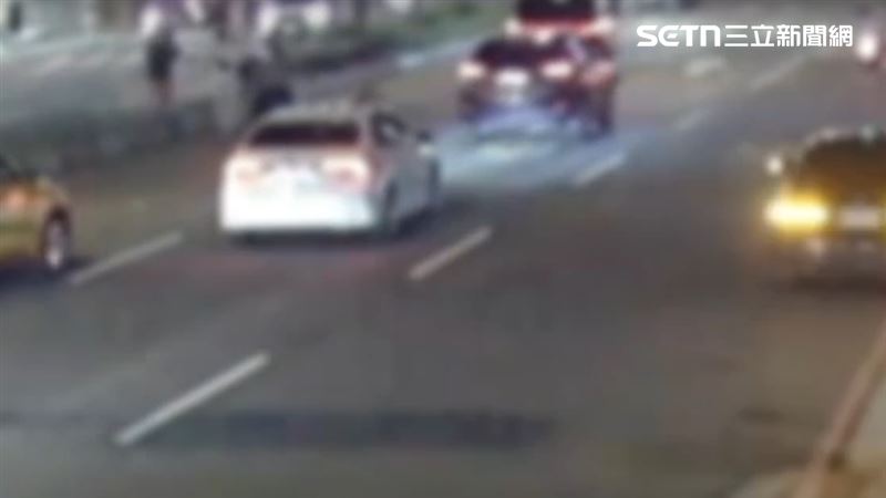 一行人不顧來車,當街爆發衝突。(圖/翻攝畫面)