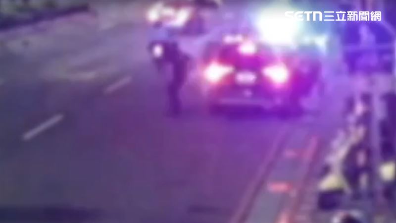 轄區警方獲報到場,將楊女在內4人帶回釐清案情。(圖/翻攝畫面)