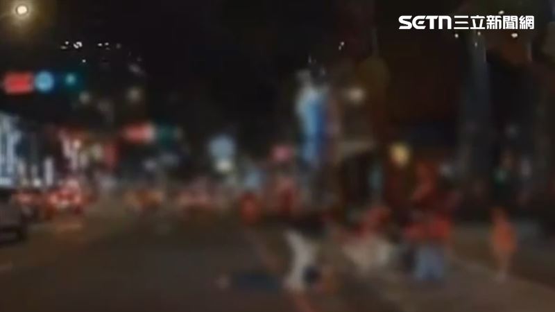 新北市板橋區昨天當街發生火爆討債衝突。(圖/翻攝畫面)