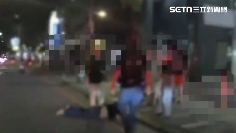 欠債遭4人當街壓制…女債主拿安全帽砸頭