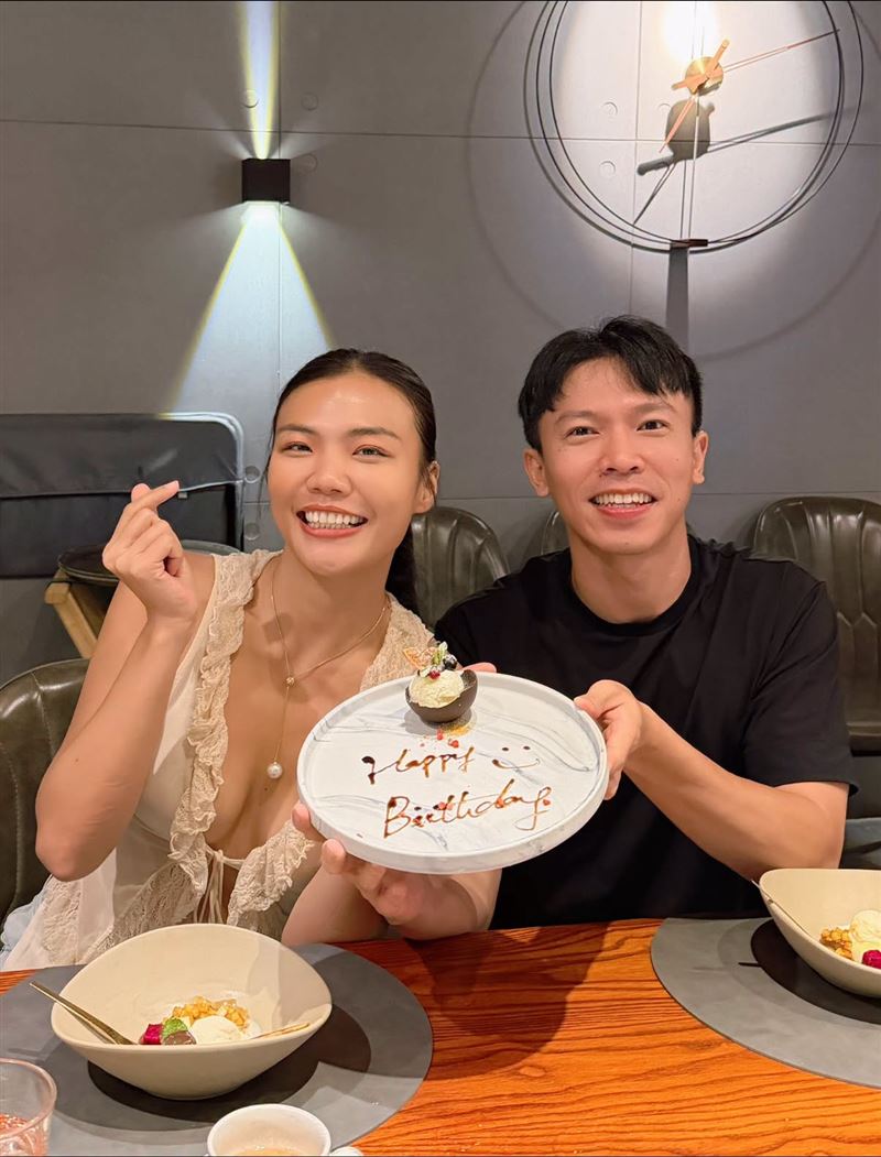 知名YouTuber小象去年和男友老謝登記結婚。（圖／翻攝自臉書）